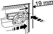 12 moet 3 mm boven de bovenrand van de onderste bevestigingshoek Fig. 6 (50) eindigen. Apparaat inschuiven en uitlijnen: u Apparaat inschuiven tot de afdekkingen Fig.