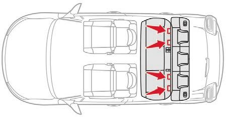 Voor u een ISOFIX-kinderzitje op de linker achterstoel kunt plaatsen, moet u eerst de middelste veiligheidsgordel achter naar het midden van de auto duwen op een zodanige manier dat de gordel normaal