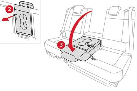 Ergonomie en comfort Om te voorkomen dat de pedalen blijven hangen: - gebruik uitsluitend matten die op de bevestigingen van de auto passen; het gebruik van deze bevestigingen is verplicht.