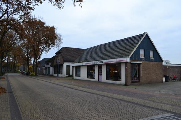 De locatie is gelegen aan de noordoostzijde van de hoek Zandhoeklaan/Groeneweg/Hoofdstraat te Westerbork. Het betreft de percelen Zandhoeklaan 7 en 9.