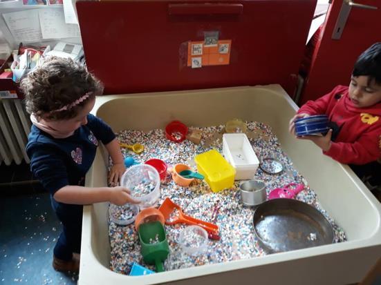 De lagere afdeling betrekt de bewoners van het WZC Ceder aan de Leie in de carnavalactiviteiten door hen tijdens de namiddag een bezoekje te