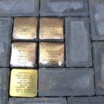 Terug in Kusel was de Gartenstrasse afgezet en kwamen belangstellenden en scholieren van het gymnasium samen om de plaatsing van de stolperstein voor Paula Bermann bij te wonen.