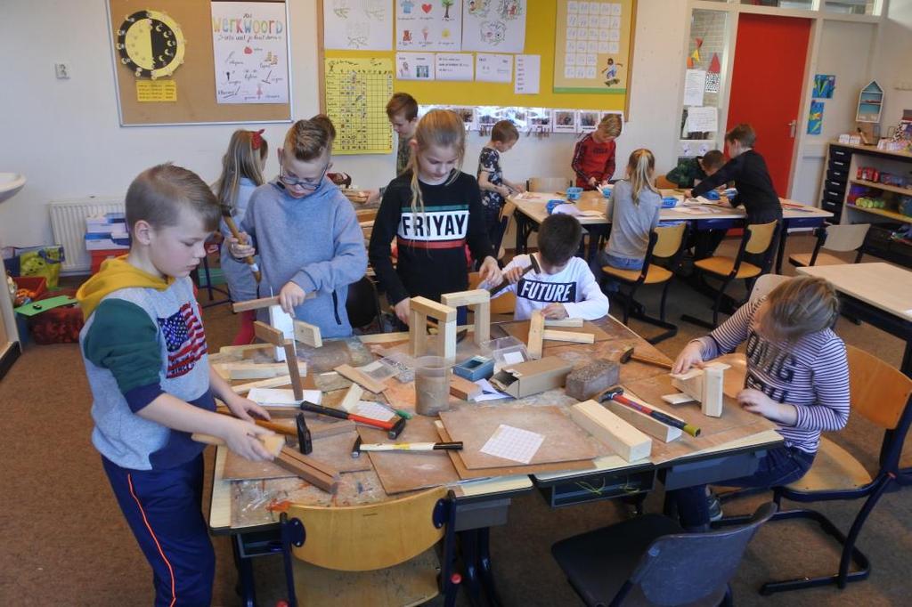 een grote bak houtjes in de klas en mochten de kinderen een mooi bouwwerk timmeren voor in het dorp dat we gaan maken. Wat een geweldige creativiteit kwam daar naar voren!
