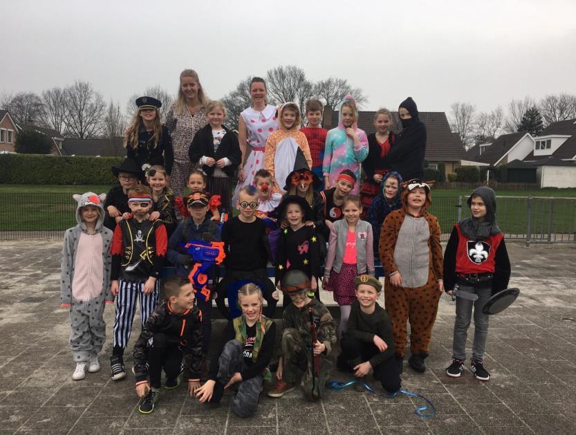 Groep 5 Verjaardag juf Henriet Afgelopen woensdag was het feest in de klas. We hebben een hele gezellige dag gehad en een escaperoom gedaan.