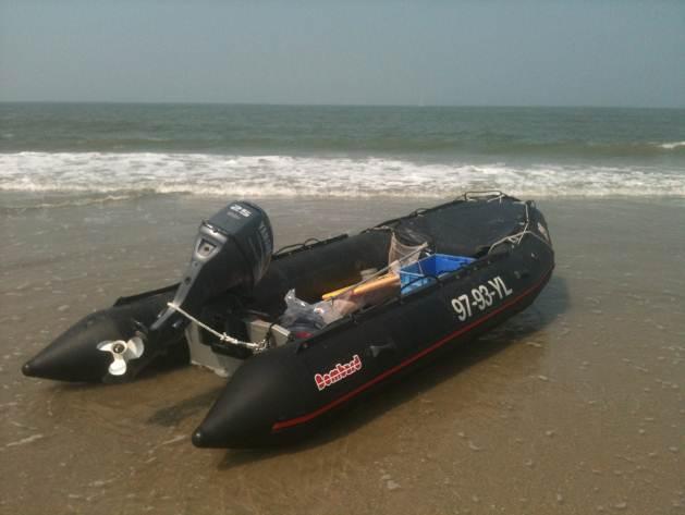 Foto 2. Links: De 4,5 meter lange rubberboot Bombard C5 met 25 pk motor. Rechts: twee meter boomkor. Zoals in 2012 zal in 2013 een aantal trajecten bevist worden.