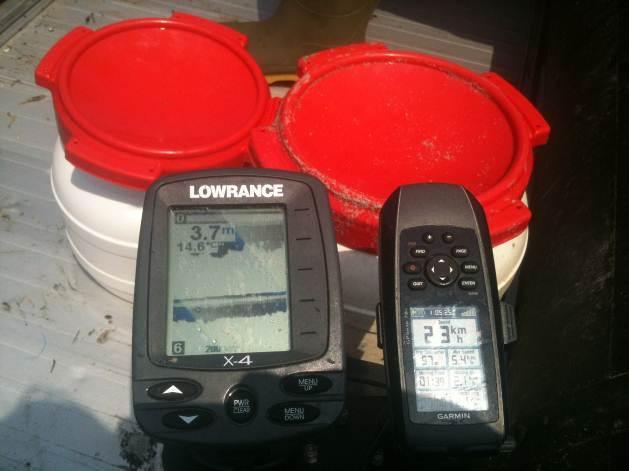 weersomstandigheden en getij. De diepte wordt bepaald met een Lowrance X4 dieptemeter (Foto 3, links).