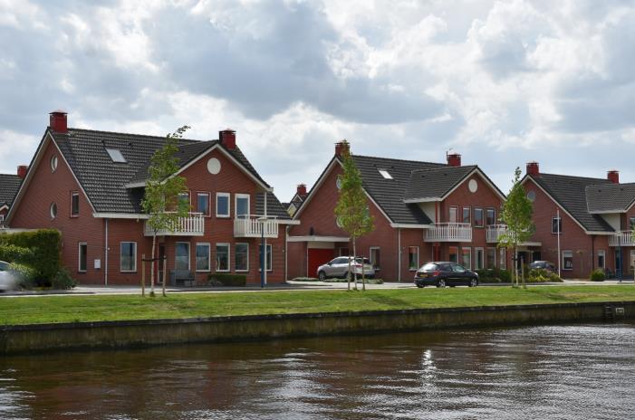 Verrassend RUIM en vanuit de (gemeentelijke) voortuin direct het WATER op! U kunt hier heerlijk ruim en rustig wonen, centraal in het waterrijke hart van Fryslân!