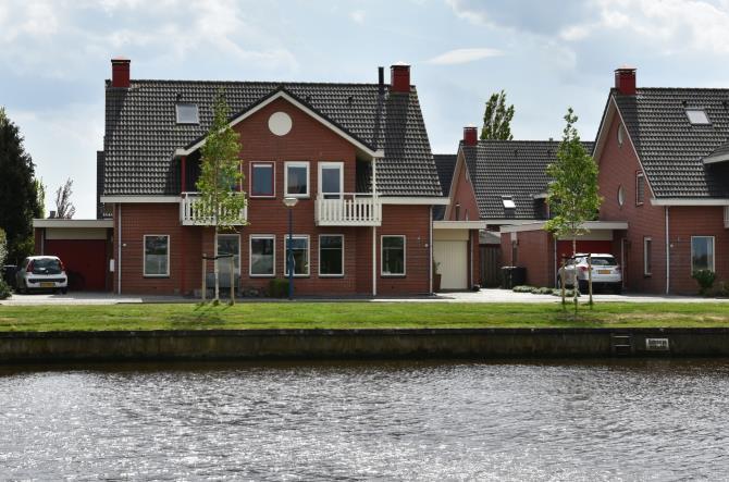 In de zonnige achtertuin genieten van de zon of vanuit de woonkamer turen naar de voorbijkomende boten, het verveelt hier nooit.