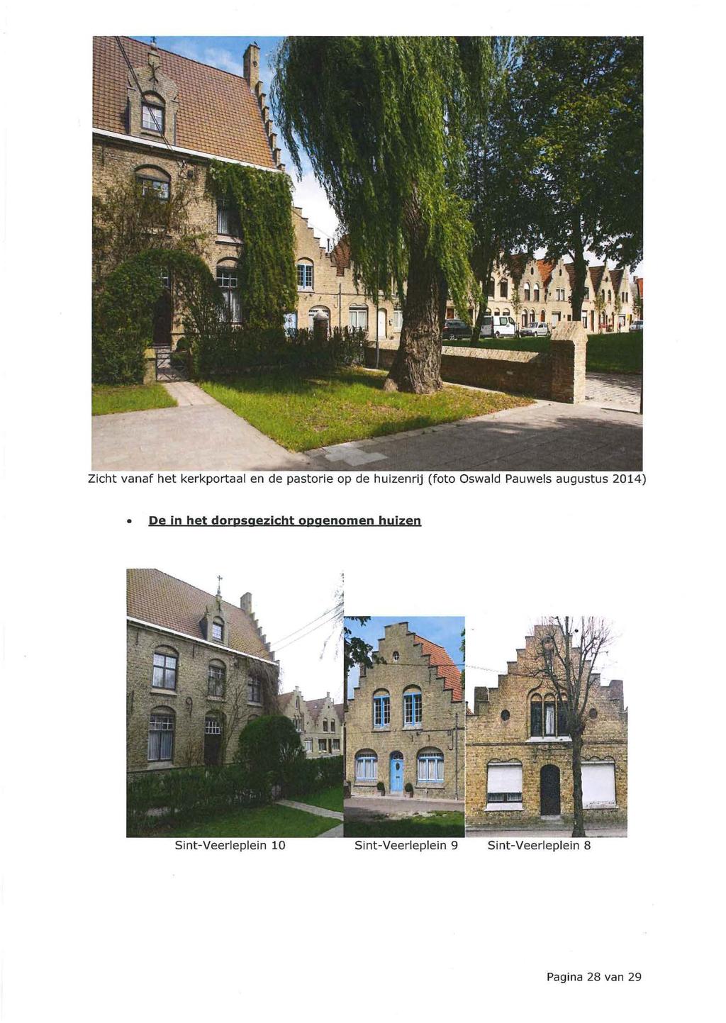 Zicht vanaf het kerkportaal en de pastorie op de huizenrij (foto Oswald Pauwels augustus 2014) De jn het