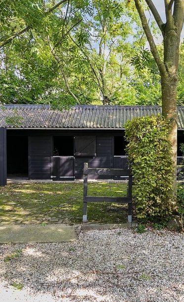 De woonkamer heeft openslaande tuindeuren, zicht op het zwembad en de tuin en een aansluiting voor een houtkachel om het niveau van het goede leven nog verder te verhogen.