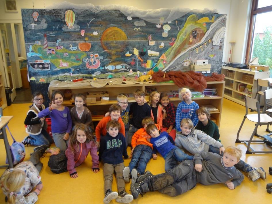 In de middenbouw van juf Angèle en Josine is een prachtig vakantietafereel op het schoolbord ontstaan: Mooi groot vakantieland op het grote bord. Iedereen van MB4 heeft er aan gewerkt.