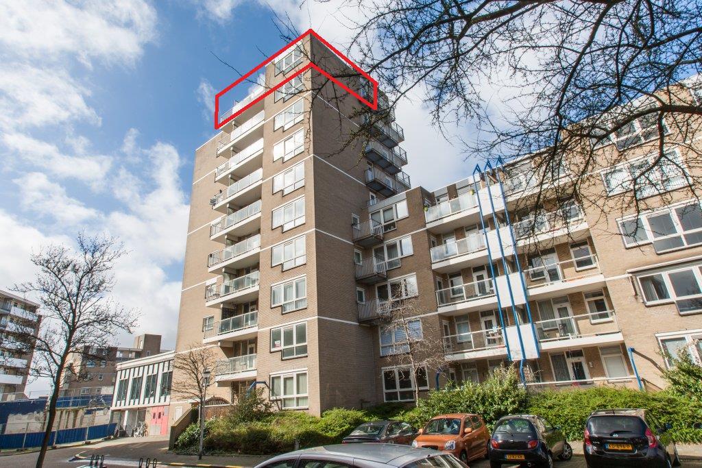 Scherp geprijsd 3-kamerappartement op de 8 e verdieping met royaal balkon en eigen berging in de onderbouw.