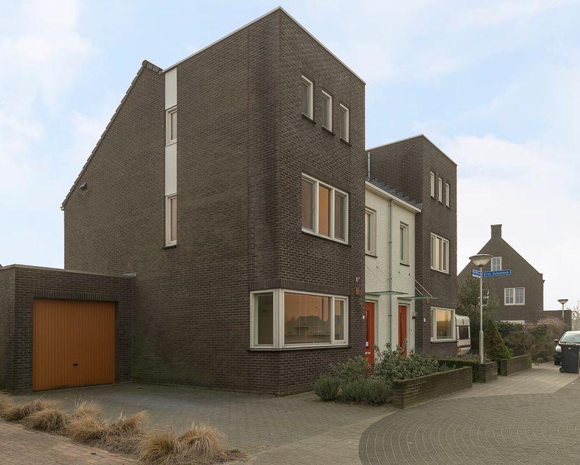 Kenmerken Soort Type Kamers Woonoppervlakte Perceeloppervlakte Inhoud eengezinswoning 2-onder-1-kapwoning 5 140 m² 298 m² 625 m³ Bouwjaar Tuin