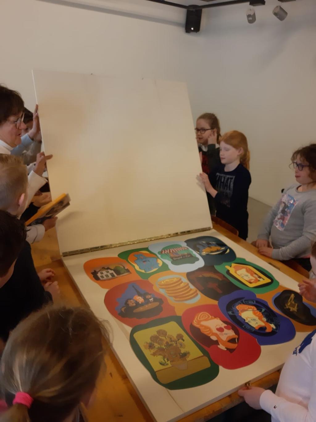 Ook hebben we tijdens de sinterklaasviering een poppentheater op school gehad voor de onderbouw. We hebben regelmatig lespakketten en kisten op school van Erfgoed Brabant.