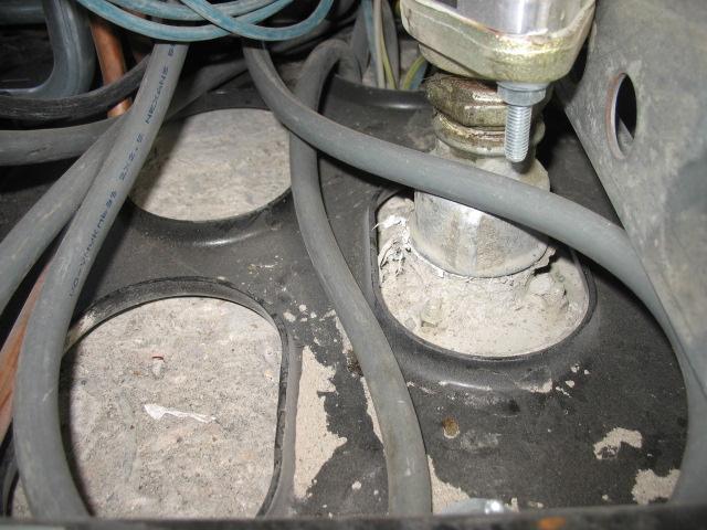1 Overwegingen: Via de sparingen in de bodemplaat kunnen vloeistoffen op het betonnen pompeiland terecht komen.