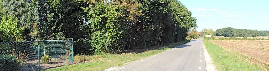 toont zich de meest noordwestelijk gelegen stal open naar het landschap.