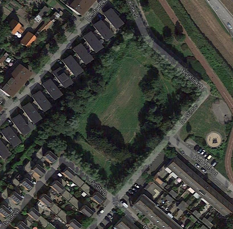 3 Situatie en planvorming 3.1 Huidige situatie Het onderzoek betreft in totaal 178 bomen op het terrein gelegen tussen de straten De Stelp, De Stinse en Het Klinket in Amersfoort (zie foto 1).