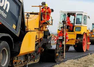 De machinist wegenbouw werkt met de asfaltspreidmachine en of wals om het asfalt te verwerken en/of te verdichten.