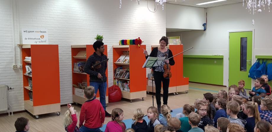 Concert op school Vorige week vrijdag was er een spontaan muzikaal optreden van juf van der Schee en Felipe.