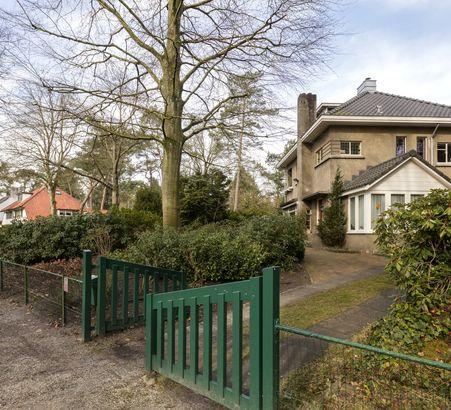 Grotendeels originele VRIJSTAANDE VILLA Op schitterende locatie gelegen vrijstaande villa gesitueerd op een kavel van maar liefst 1000 m². Dit unieke woonhuis is grotendeels origineel.