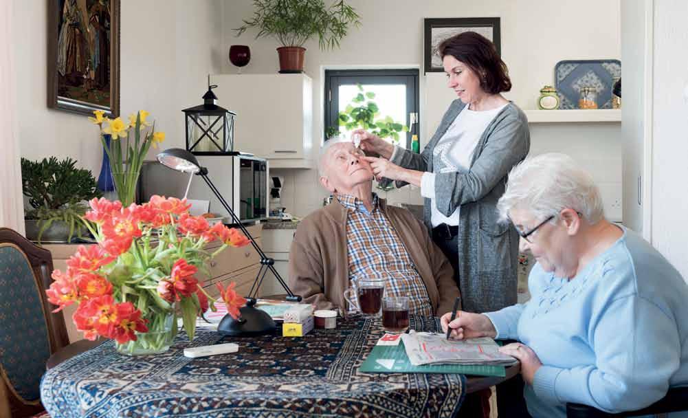 Persoonlijke verzorging en verpleging Wanneer de dagelijkse zorg zoals wassen en aankleden of lichamelijke verzorging niet meer lukt, helpen onze medewerkers u graag.