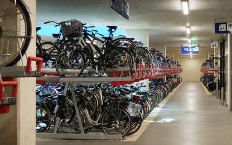 Figuur 9: Langssnede stationsproject - fietsenstalling De fietsenstallingscapaciteit kan makkelijk worden uitgebreid door het invoeren van dubbelhoog fietsparkeren.