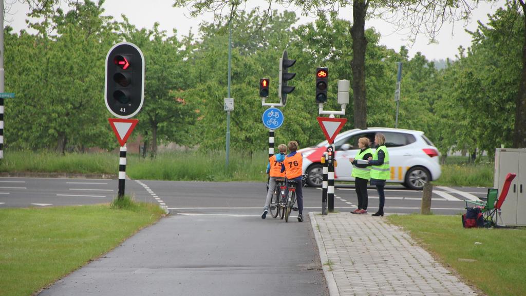 Route verkeersexamen - Oversteek Utrechtseweg (1) Je komt vanaf de Essenkade, rijdt het fietspad op en steekt hier de Utrechtseweg over. Daarna sla je rechtsaf richting de Oud Wulfseweg.