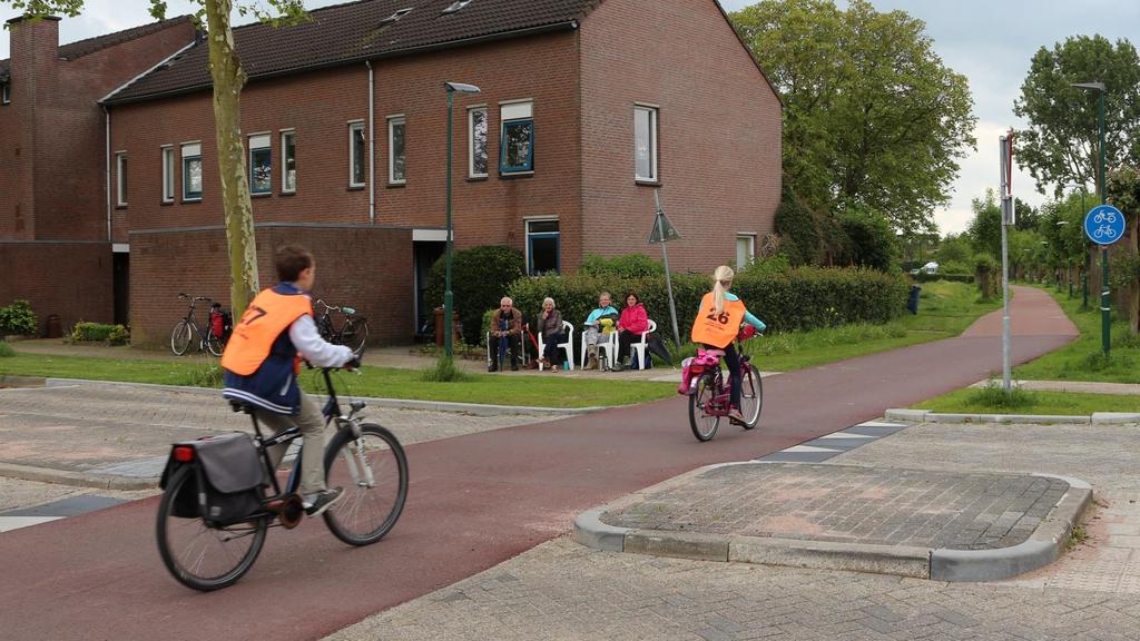 Route verkeersexamen - Oversteek Randhoeve Je fietst op het fietspad en steekt hier de Randhoeve over.