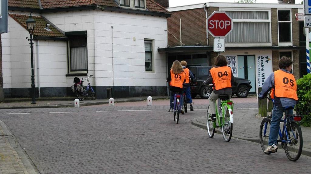 Route verkeersexamen - Lobbendijk bij Het Plein Let op! Het routebordje staat hier links van de weg. Je fietst op de Lobbendijk en slaat rechtsaf de Burgemeester Wallerweg op.