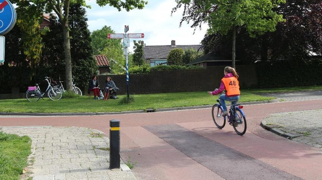 De Prins Bernhardweg oogt als een fietspad, maar het is een fietsstraat,