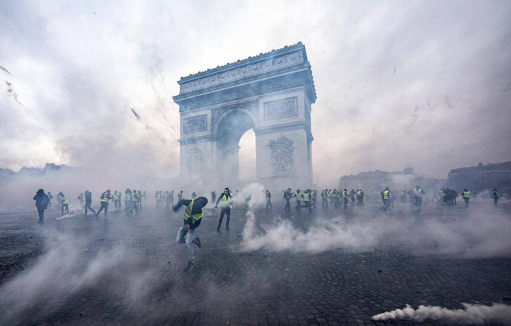 De Franse politie probeert de betogers met traangas en waterkanonnen op afstand te houden.