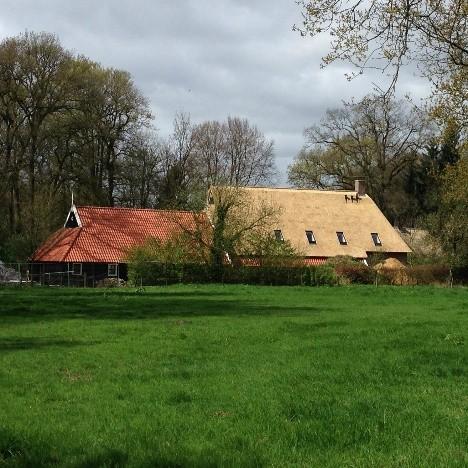 9.45 uur Vertrek vanuit het buurtschap Klooster naar Rolde In de tijd van zoeken naar een nieuwe plek konden de zusters terecht in een huis op een eeuwenoud landgoed bij Deurze, ten westen van Rolde.