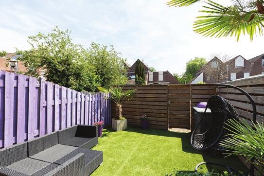 uitgerust met een rolluik kozijnen zijn deels uitgevoerd in hardhout en deels in aluminium (slaapkamers 1 en 2) betonnen