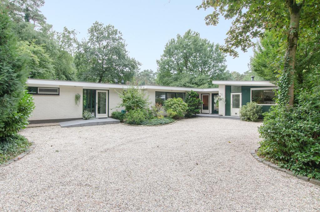 TE KOOP Bosweg 8 RIETHOVEN Vraagprijs: 675.000,- Kosten Koper Uitstekend onderhouden en gemoderniseerde vrijstaande bungalow met o.a. 4 slaapkamers, 2 badkamers, gastenverblijf en zeer fraaie parkachtige tuin rondom met veel privacy.