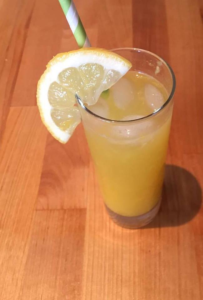 Longdrink Orange 1 sinaasappel ¼ citroen 1 koffielepel Tagatesse (Damhert), Stevia, Canderel (sucralose) Ijsblokjes (licht) bruisend water Bereidingswijze: 1.
