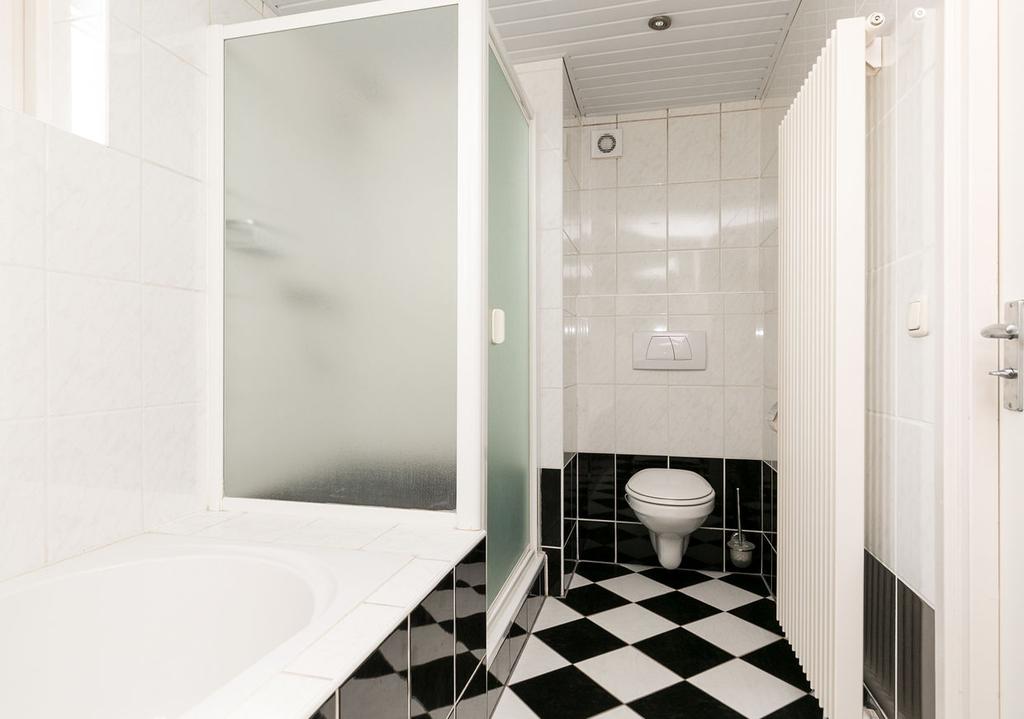Sanitaire voorzieningen Op de eerste verdieping is de badkamer gerealiseerd welke