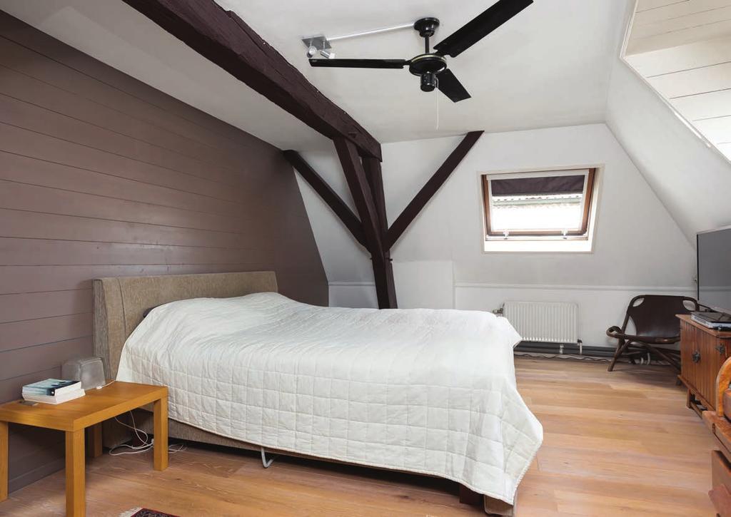 Slaapkamers Door veelvuldig gebruik te maken van dakramen is er veel natuurlijk licht aanwezig, de houten balken herinneren je aan het