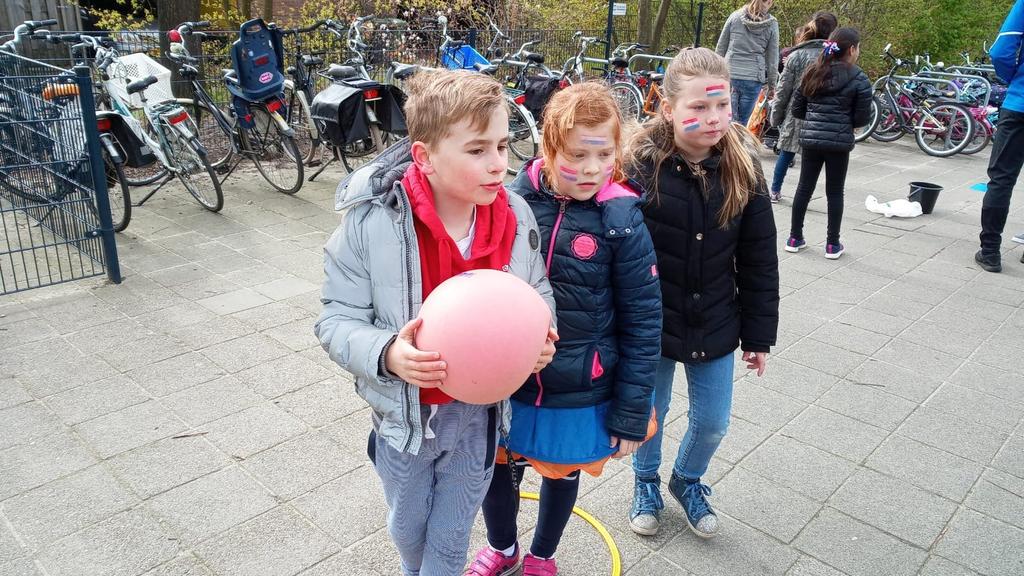 op het schoolplein, in het bos of in de gymzaal.