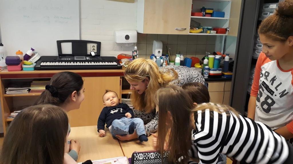 Juf Madelon kwam dinsdag op school om in alle klassen baby Daan te showen.