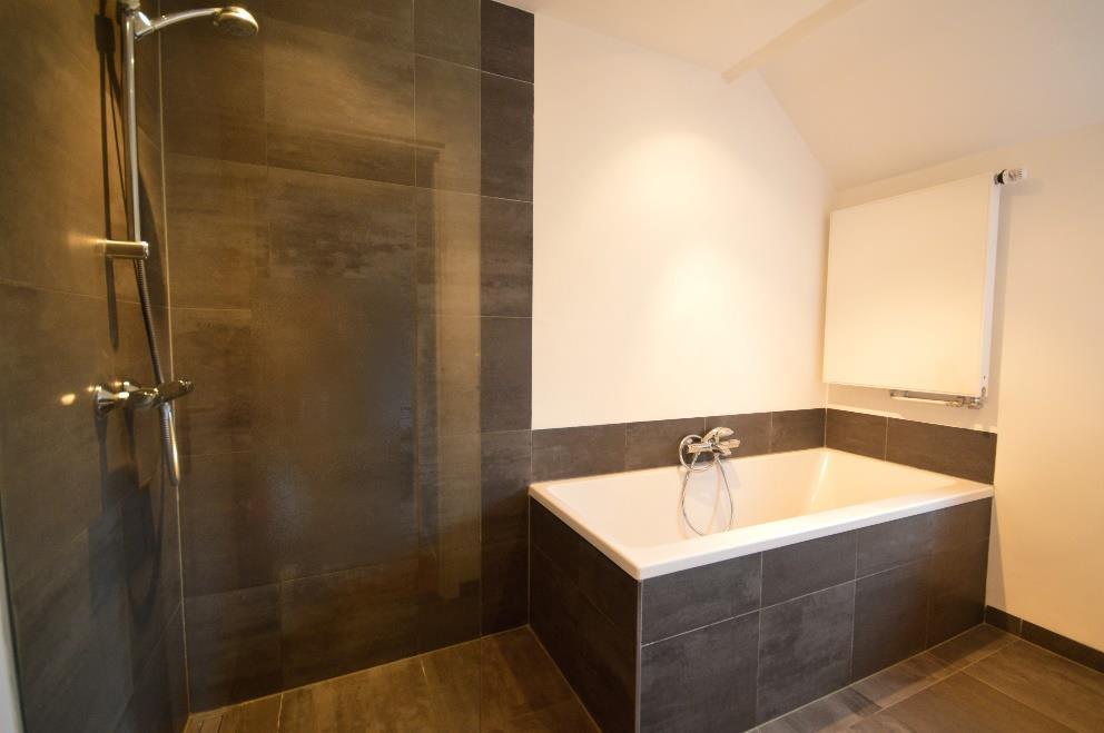 De moderne badkamer(6m²) is voorzien vaan een inloopdouche, ligbad en dubbele wastafel.