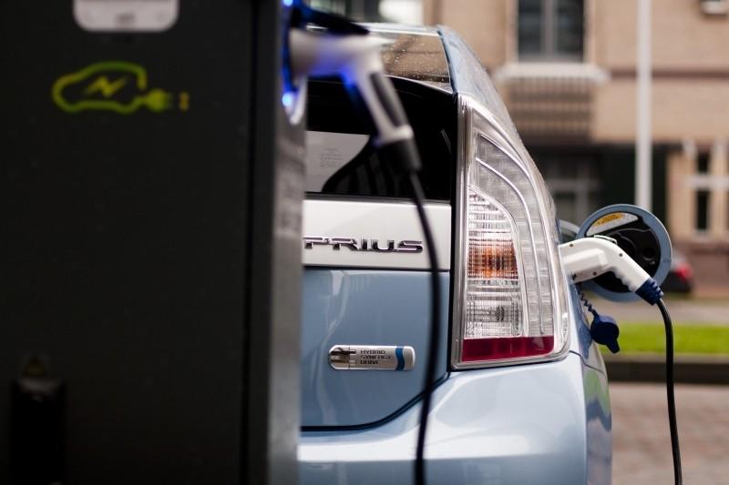 EV-mode In de basis heeft de Plug-in dezelfde aandrijflijn als de normale Prius. Er is een elektromotor, er is een benzinemotor en die werken samen om een zo zuinig mogelijk verbruik te realiseren.