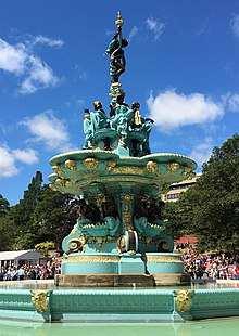 pag. 3 SCHOTLAND Enige tijd geleden hebben we al eens geschreven over de kostbare renovatie van de Ross- Fountain in Princess Street Gardens in Edinburgh. Deze is inmiddels achter de rug.