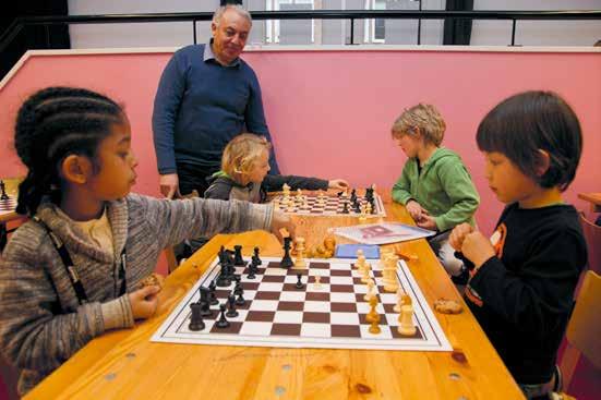 Een spel voor volwassenen? Zeker. Maar ook kinderen vinden het fantastisch. IJopener Magazine bezoekt de schaakschool van Mustapha.