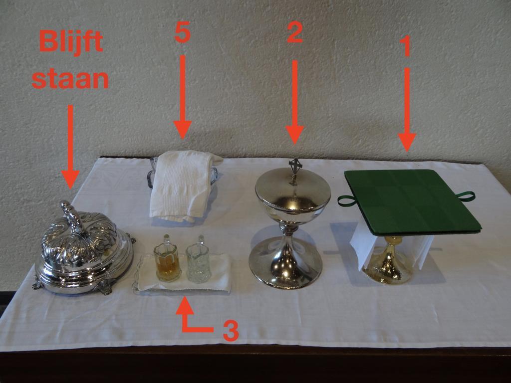 5. Dienst van de eucharistie Bereiding van de gaven De misdienaars helpen de acoliet bij het klaarmaken van het altaar en houden deze volgorde aan bij het brengen van de gaven naar het