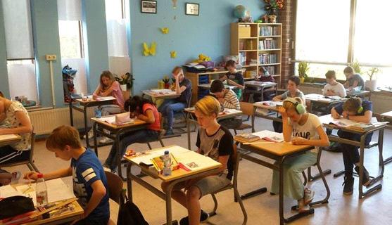 Esmeralda musical groep 8 Schoolvoetbal 18 april. 14:15 waren de voetballers van OBS de Sterrenborg 8b aanwezig bij schoolvoetbal. De eerste wedstrijd is gewonnen met 3-0 omdat ze niet kwamen opdagen.