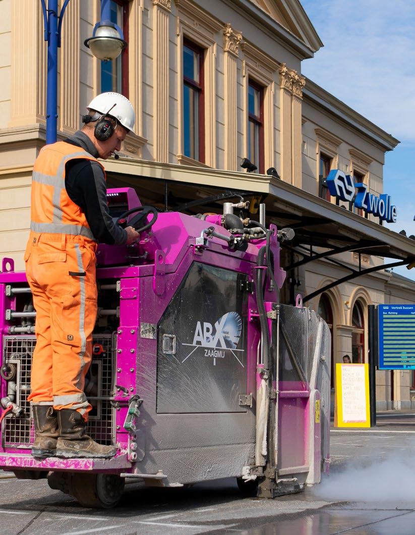 Volop aan het werk op het Stationsplein Sinds afgelopen maart is Boskalis Nederland gestart met de voorbereidende werkzaamheden voor de realisatie van de nieuwe ondergrondse fietsenstalling en de