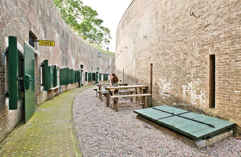 Wandel langs Fort Vuren, de Waal en Linge en over historische dijken en paden. Laat je verrassen door dit rijke landschap. Klompen aan, rugzak op en gaan!