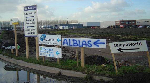 Bewegwijzering In maart worden in het openbaar gebied de straatnaamverwijzingsborden voor de volgende straten geplaatst: Grote Esch, Noordbaan, Westbaan, Zuidbaan en Centrumbaan.