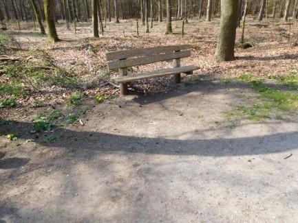 Over de parkeerplaats loopt een wandelpad naar en vanaf het startpunt van de wandelingen.