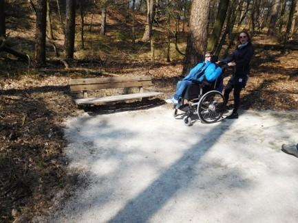 Blaas de paden regelmatig schoon. Meubilair 27. Langs de route is een beperkt aantal banken.